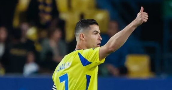 رونالدو يدعم مدرب النصر الجديد جيسوس بطريقة لافتة