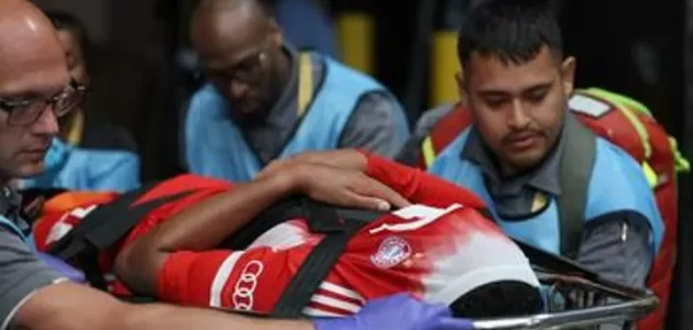 نجم بايرن ميونخ يتعرض لإصابة مروعة في مباراة باريس سان جيرمان