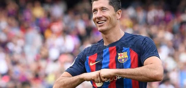 ليفاندوفسكي يخطف الأنظار بإطلالة أشقر قبل انطلاق الموسم الجديد مع برشلونة